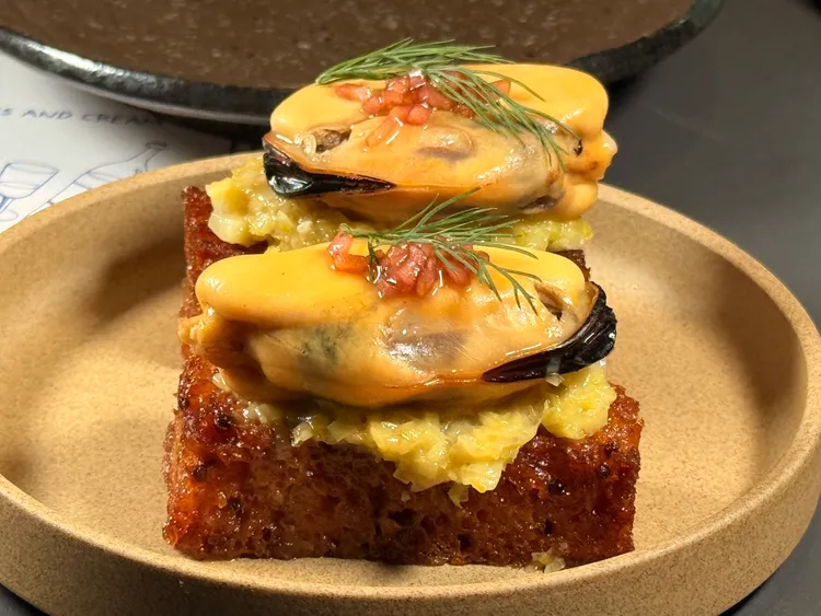 淡菜法式吐司佐韭蔥油醋醬。陳揚盛攝