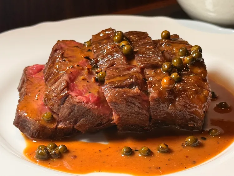 M9和牛翼板肉佐胡椒醬與馬鈴薯泥。陳揚盛攝