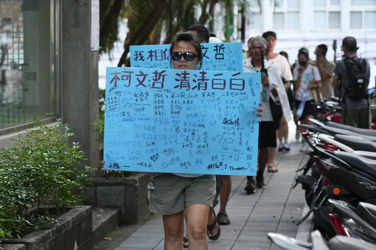 柯文哲裁定交保，小草日前赴北檢外聲援。彭欣偉攝