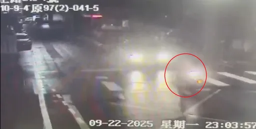 銀色廂型車深夜肇逃!基隆女騎士遭撞噴飛 連人帶車滑行數十米送醫