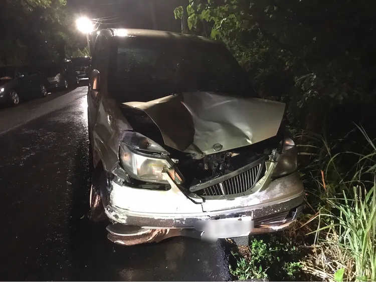 警方凌晨於安一路找到被丟棄的肇事廂型車。翻攝照片