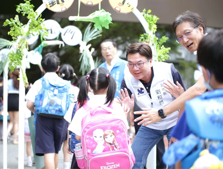 劉和然陪伴學童穿越通過「勤學門、聰明門、乖乖門」，在寓教於樂的儀式中迎接開學日。教育局提供