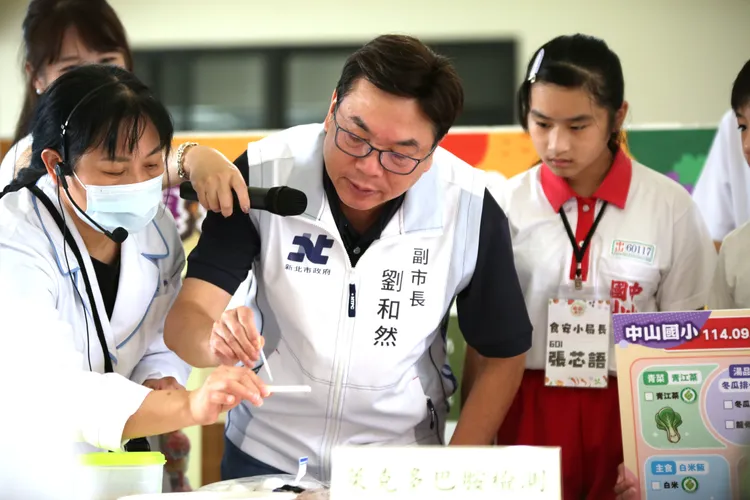 副市長劉和然在營養師的陪同下進行食材試劑抽驗。教育局提供