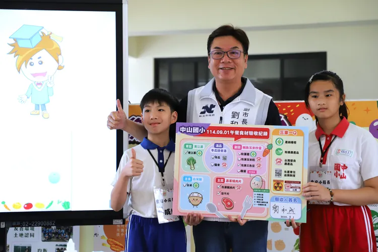 劉和然與學校食安小尖兵共同檢驗每日午餐食材。教育局提供