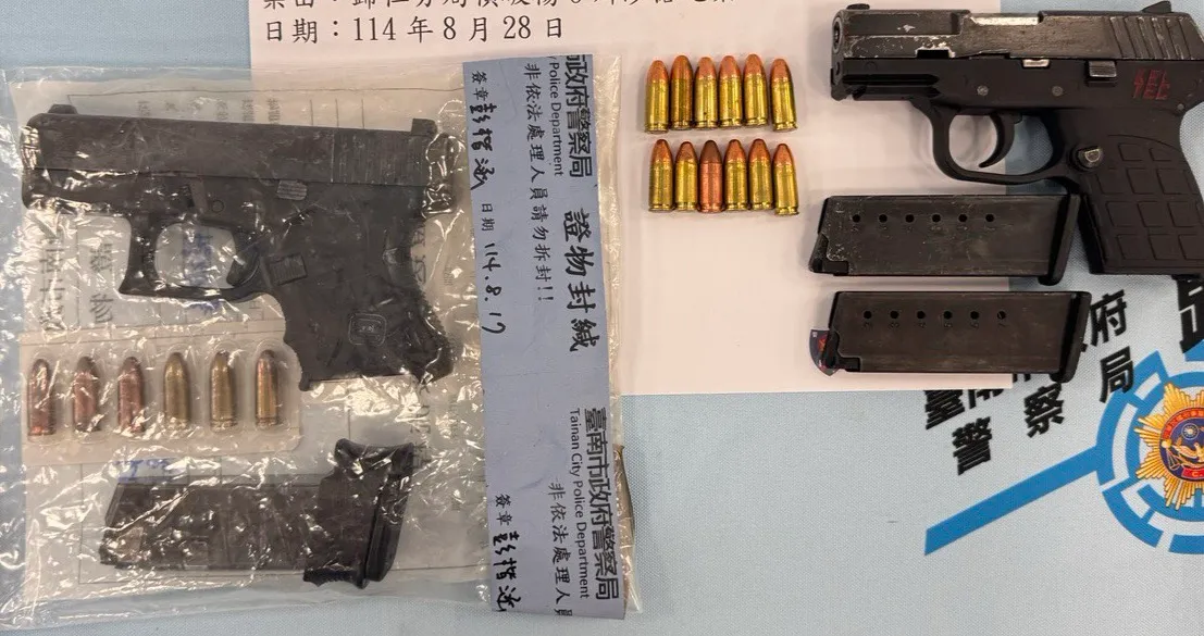 歸仁警分局查獲2把改造手槍、16發子彈,將持有的楊男、陳男送辦。讀者提供