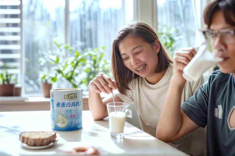 全新在地研發「克寧優蛋白高鈣營養配方」，只要每天一杯，就可以照顧到肌肉、環節、骨骼等行動力保健三大要素。業者提供
