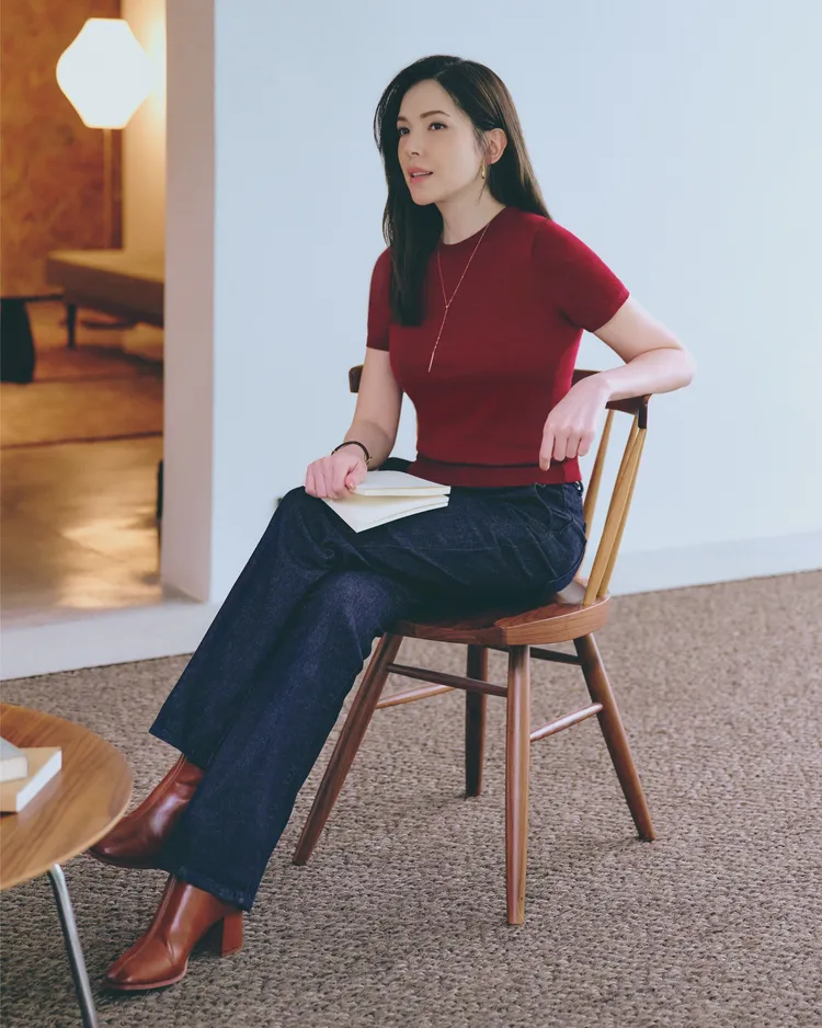 許瑋甯以紅色美麗諾圓領毛衣配上合身喇叭牛仔長褲。品牌提供