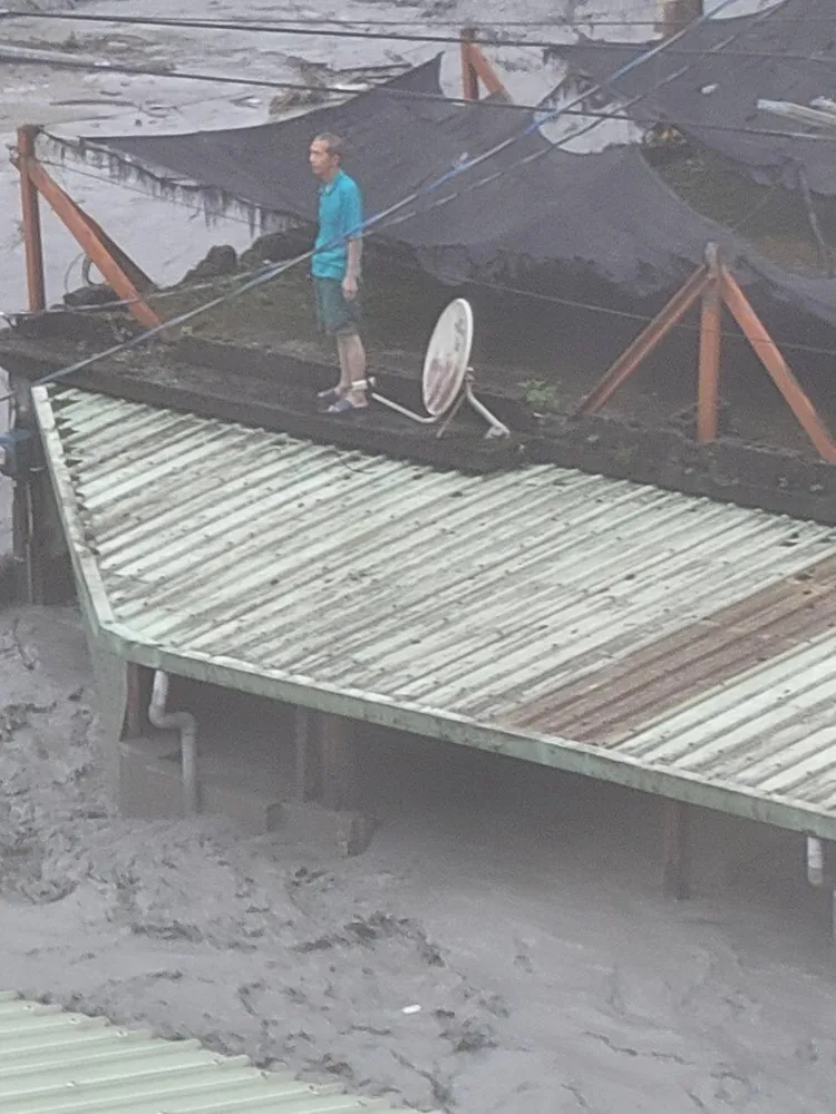 有人受困站在屋頂上。翻攝畫面