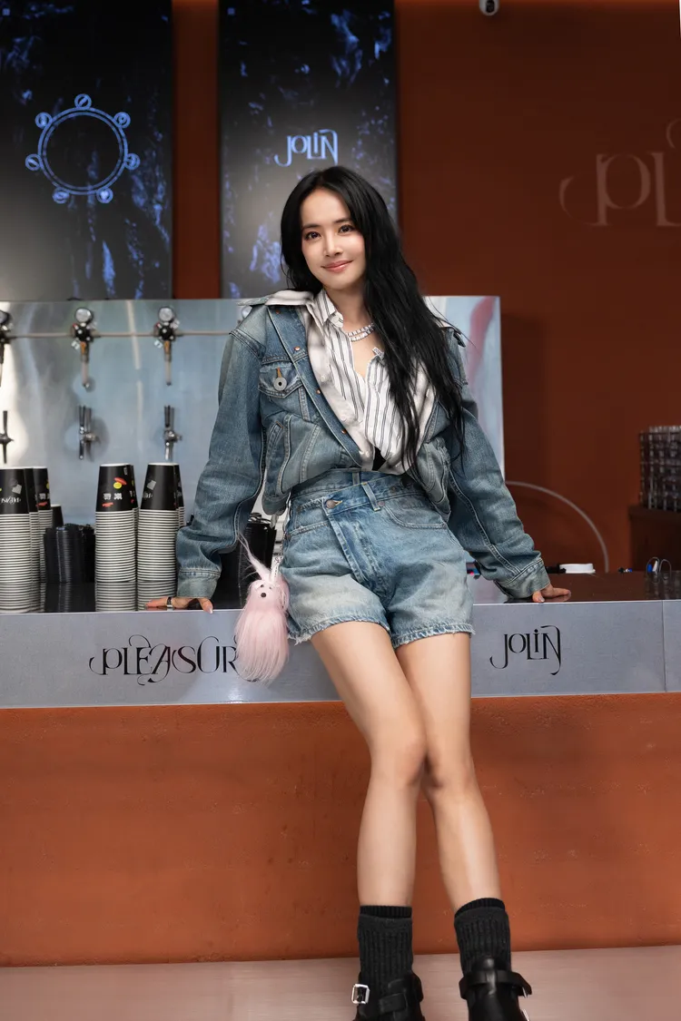 Jolin今在信義區快閃演出。華納音樂提供