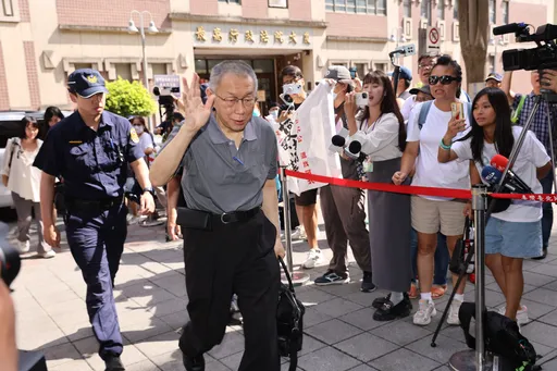 柯文哲交保首出庭!招牌阿北穿著 壓線抵達法院