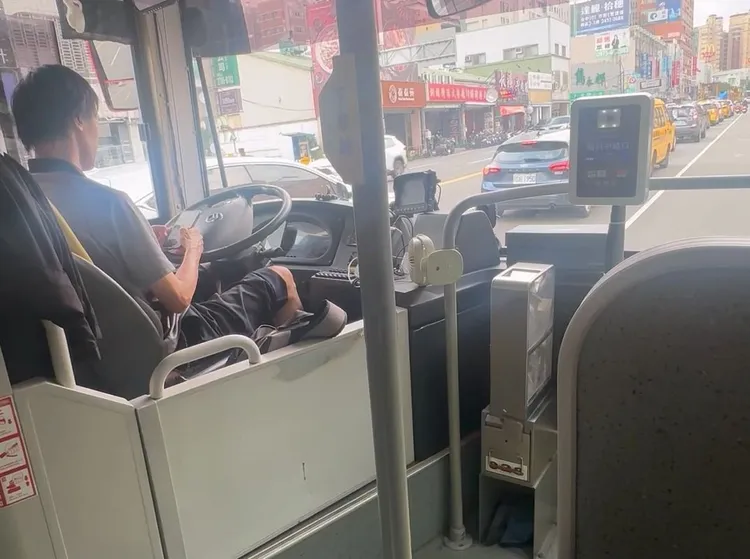 吳姓司機邊開車邊滑手機，甚至打字傳訊息，足足20分鐘。讀者提供