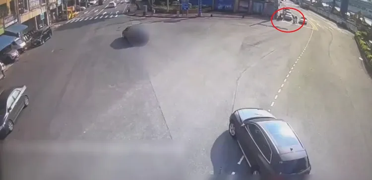 黃男衝入對向車道，將一名外送員撞飛。翻攝照片