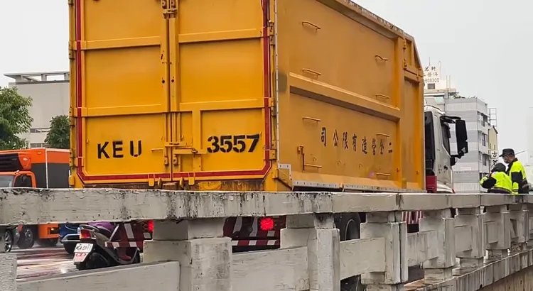 轄區警方到場處理，查看蔡男駕駛的大貨車行車位置、痕跡等。民眾提供