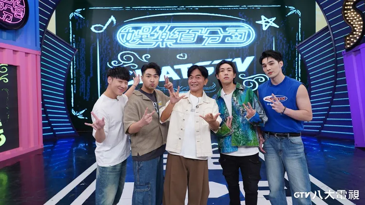 八大電視《娛樂百分百》吳宗憲（圖中）帶著公司新人陳守恩（圖右二）與兒子鹿希派（圖左二）跑宣傳。八大電視提供