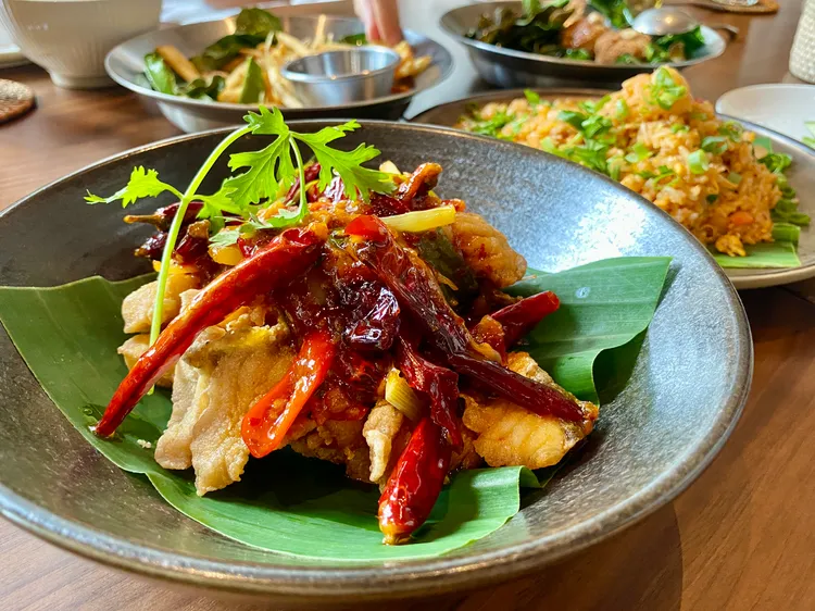 嬋潹「曼辣三味魚」將魚菲力部位炸至外酥內嫩，淋上自製三重風味醬，融合酸、甜、辣的經典泰式元素。莊偉祺攝