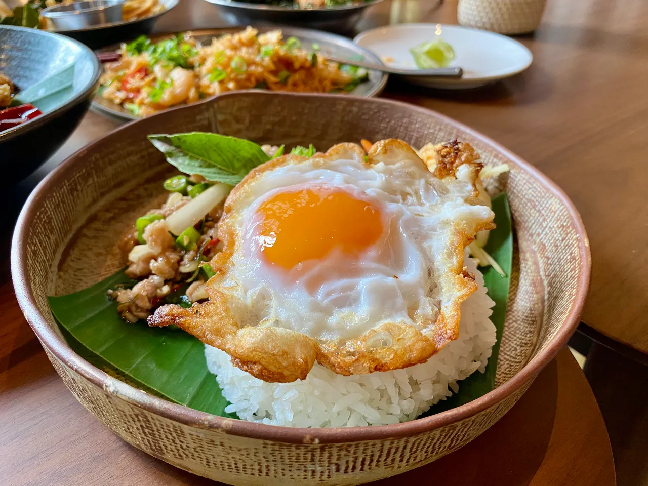 「暹羅打拋香飯」以下飯的炒料搭配泰香米飯、半熟荷包蛋更添層次。莊偉祺攝