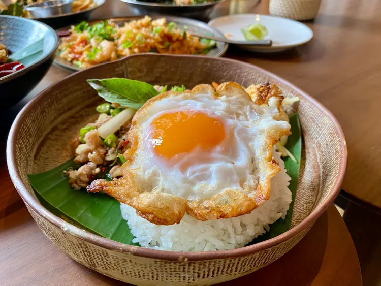 「暹羅打拋香飯」以下飯的炒料搭配泰香米飯、半熟荷包蛋更添層次。莊偉祺攝