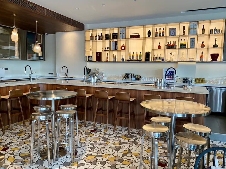 嬋潹以時下曼谷最流行的簡約咖啡廳風格設計店面。莊偉祺攝