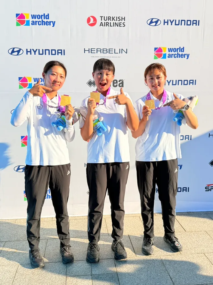 邱意晴（左）、許芯慈（中）、李采璇（右）榮獲2025年射箭世界錦標賽反曲弓女子團體金牌。運動部提供