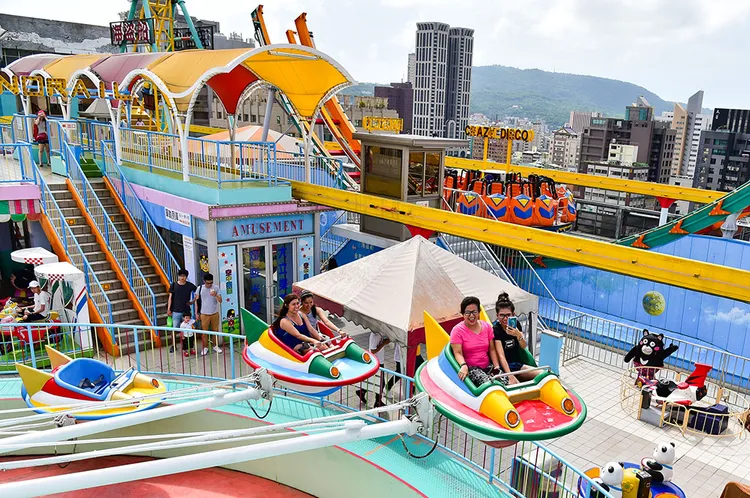 大立百貨空中樂園創造了無數民眾的歡樂時光。翻攝高雄畫刊