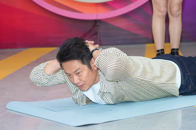 徐乃麟在棚內做體能訓練。彭欣偉攝