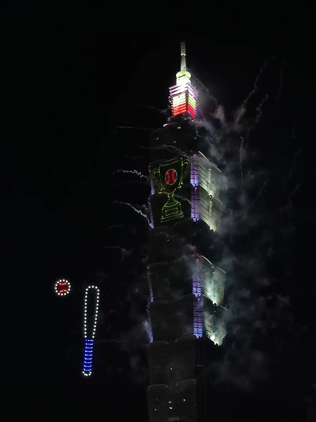 「2025年台北101国庆展演」今晚10时登场,首次「无人机+烟火」双重盛典,500架无人机变幻出棒球精神图案。许丽珍摄