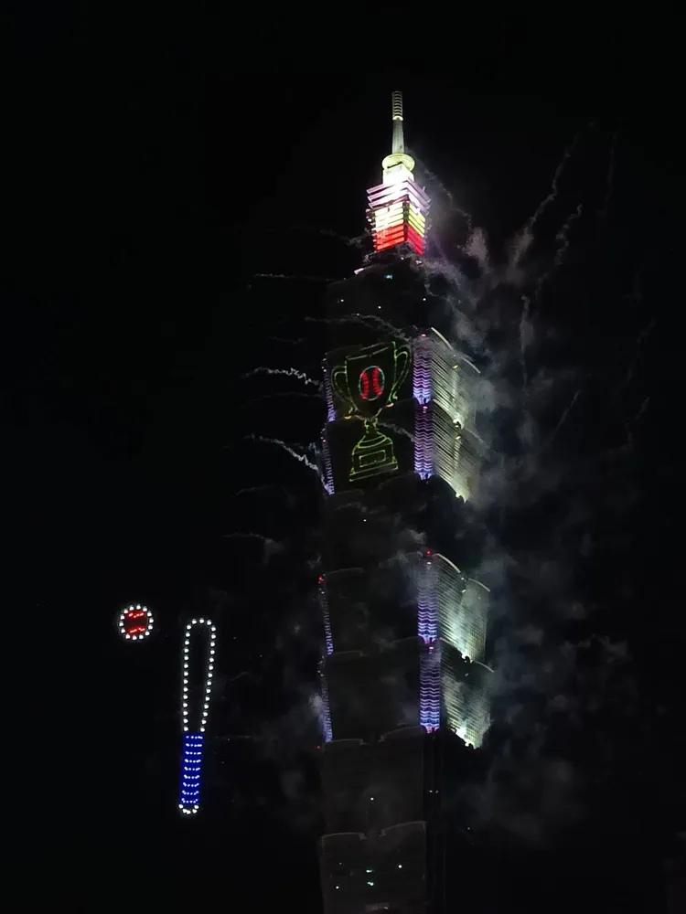 「2025年台北101國慶展演」今晚10時登場，首次「無人機＋煙火」雙重盛典，500架無人機變幻出棒球精神圖案。許麗珍攝