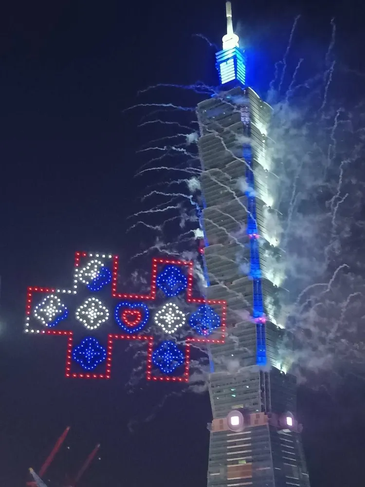 「2025年台北101國慶展演」今晚10時登場，今晚首次「無人機＋煙火」雙重盛典，500架無人機變幻出「雙十國慶」以及台灣地圖等圖案。許麗珍攝