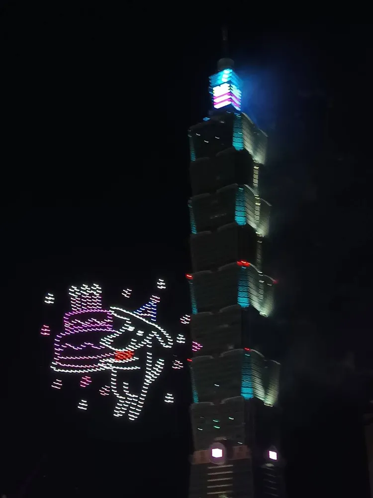 「2025年台北101國慶展演」今晚10時登場，由台新新光金控獨家贊助，今晚首次「無人機＋煙火」雙重盛典，500架無人機變幻出台新新光金控的企業標誌及吉祥物圖案。許麗珍攝