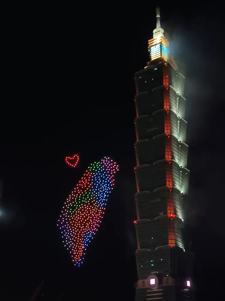 「2025年台北101國慶展演」今晚10時登場，今晚首次「無人機＋煙火」雙重盛典，500架無人機變幻出「台灣地圖」。許麗珍攝