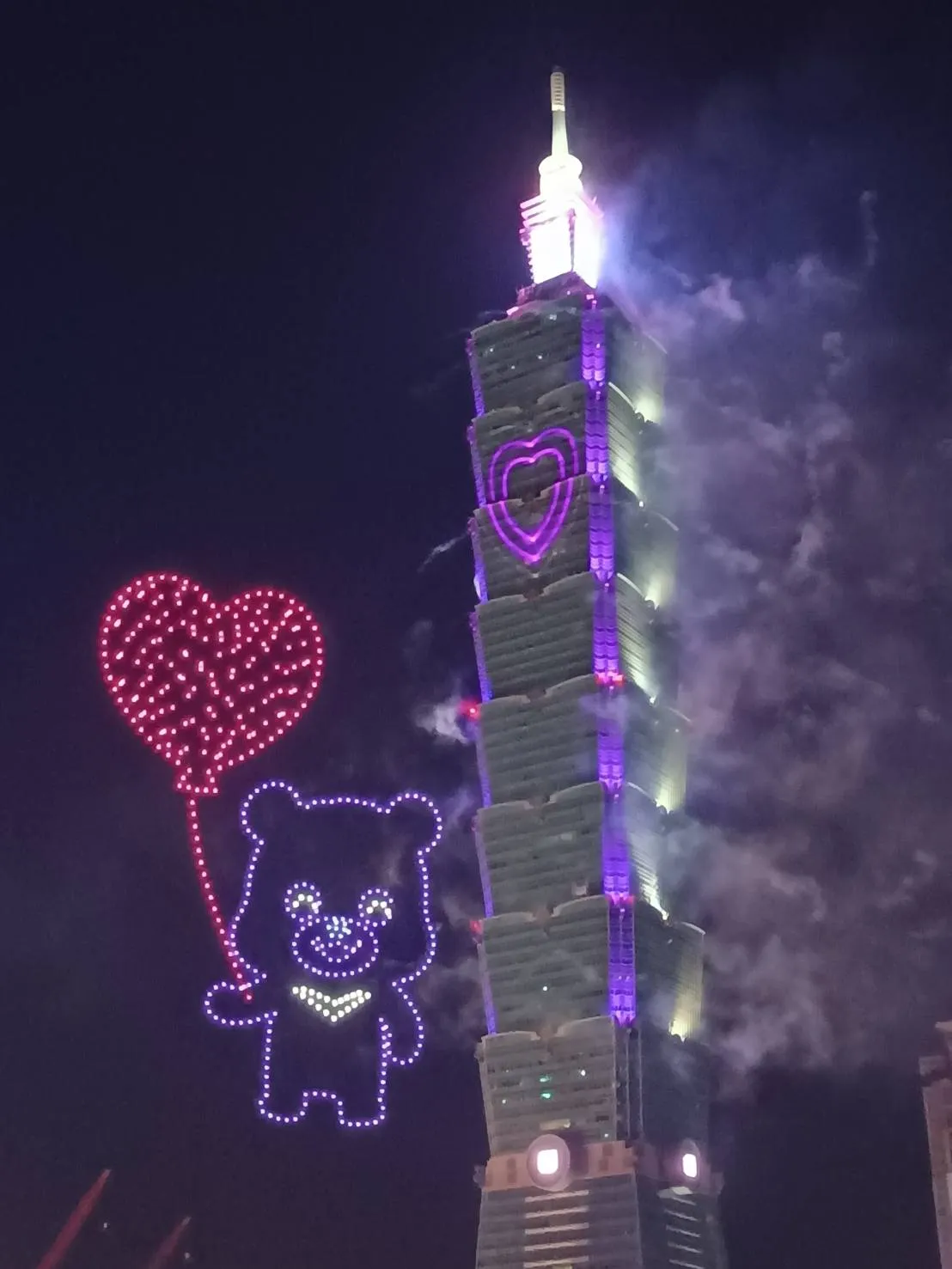「2025年台北101国庆展演」今晚10时登场,今晚首次「无人机+烟火」双重盛典,500架无人机变幻出熊赞与爱心气球图案。许丽珍摄