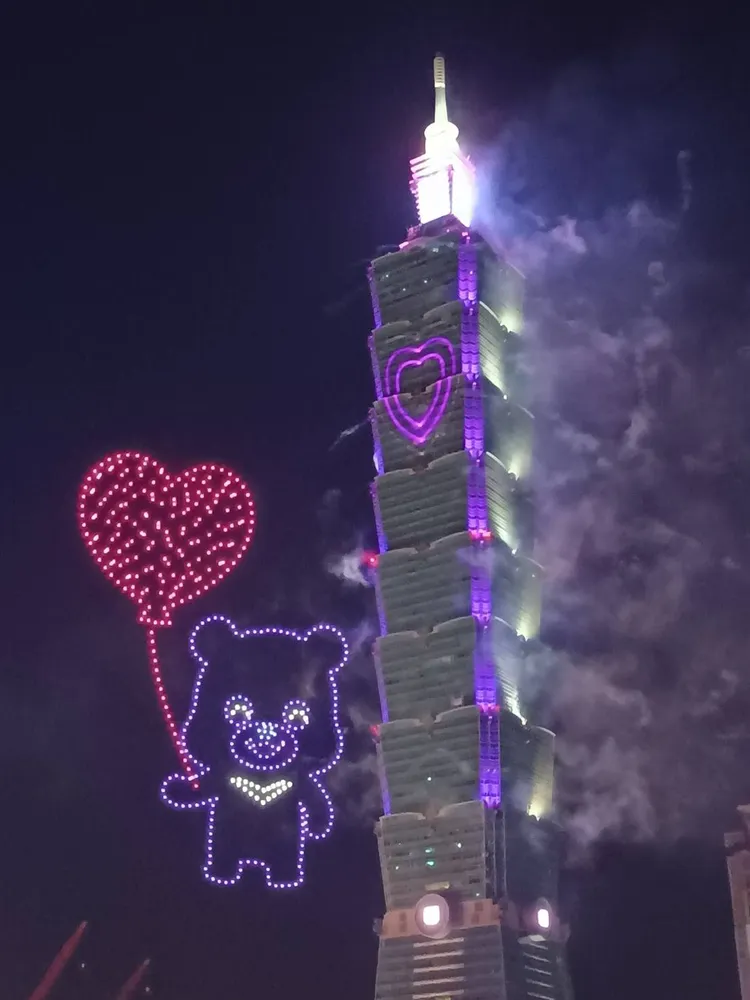 「2025年台北101國慶展演」今晚10時登場，今晚首次「無人機＋煙火」雙重盛典，500架無人機變幻出熊讚與愛心氣球圖案。許麗珍攝