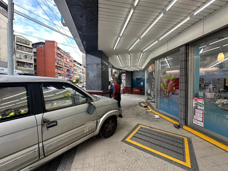 小客貨車撞超商。翻攝畫面