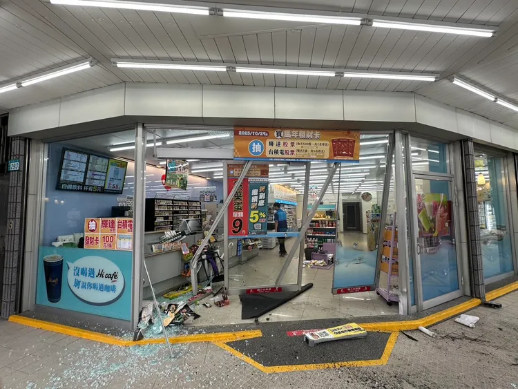 超商大門、貨品受損。翻攝畫面