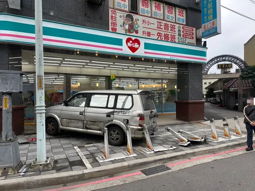 新北小客貨車「橫穿馬路」暴衝撞超商　「壓過Ubike車樁」直直衝驚悚瞬間曝