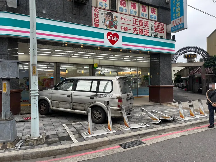 小客货车冲撞莱尔富超商,人行道Ubike桩柱被撞歪,店面整片玻璃也应声碎裂,内部货架东倒西歪。翻摄画面