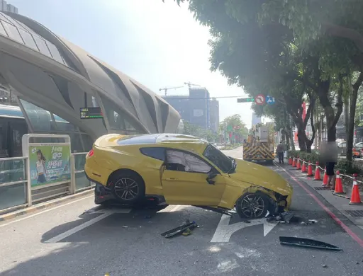 台中野馬開上人行道撞機車、電箱 再追尾「騎上」前車