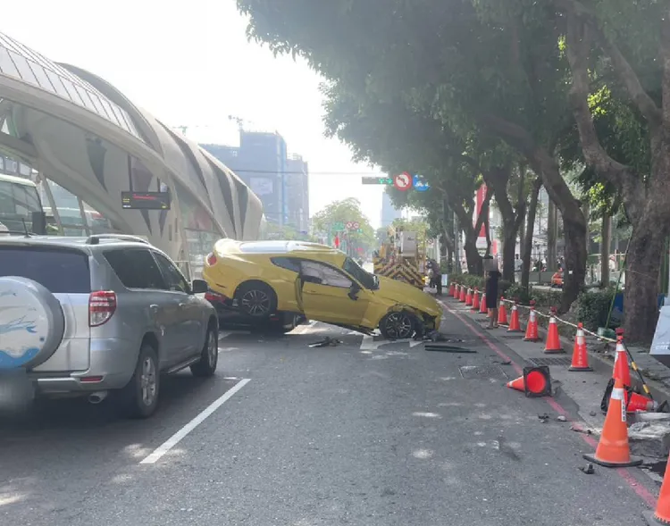 野馬不明原因撞車。翻攝畫面