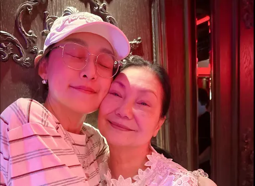 范瑋琪中秋夜思念亡母悼星友大S 緊摟徐媽媽當作生母!全網都哭了