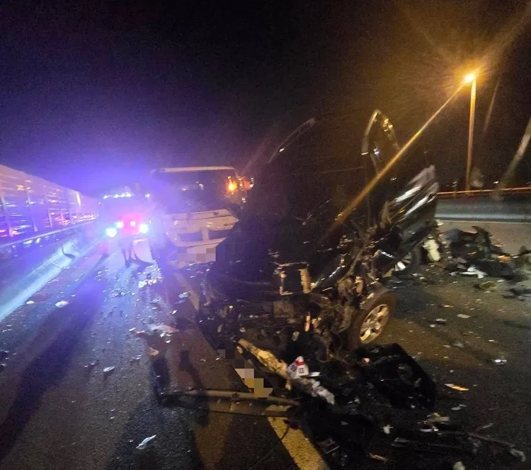 2部小客車推疊在一起。國道警方提供