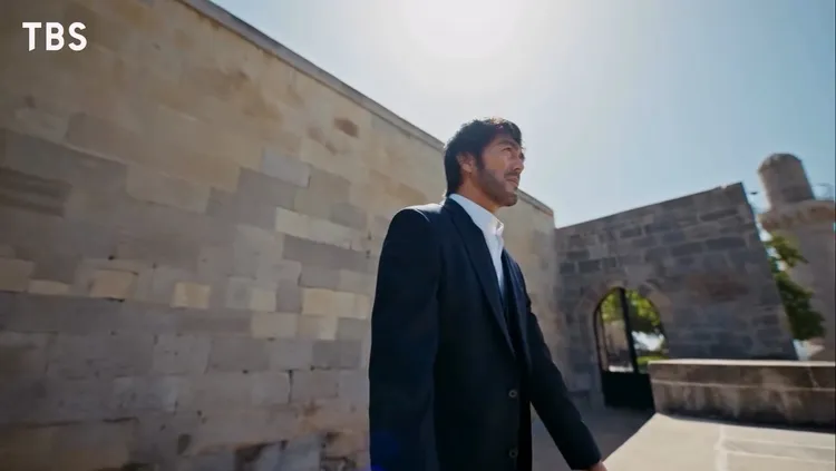 阿部寬飾演公安部警官，續集到亞塞拜然取景。翻攝tbs_vivant IG