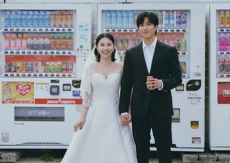 娄峻硕与老婆在冲绳拍婚纱照,并于近期宣布升格人父人母。翻摄娄峻硕IG