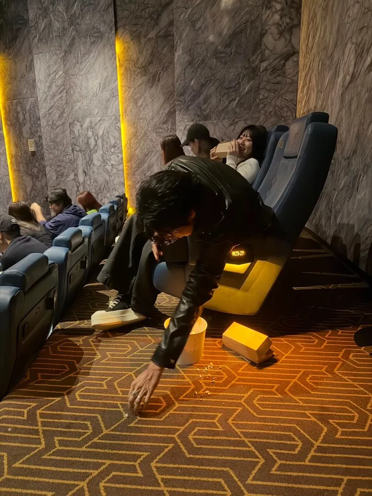 婁峻碩將被打翻的掉在地上的爆米花一一撿起來。翻攝蔡凡熙Threads