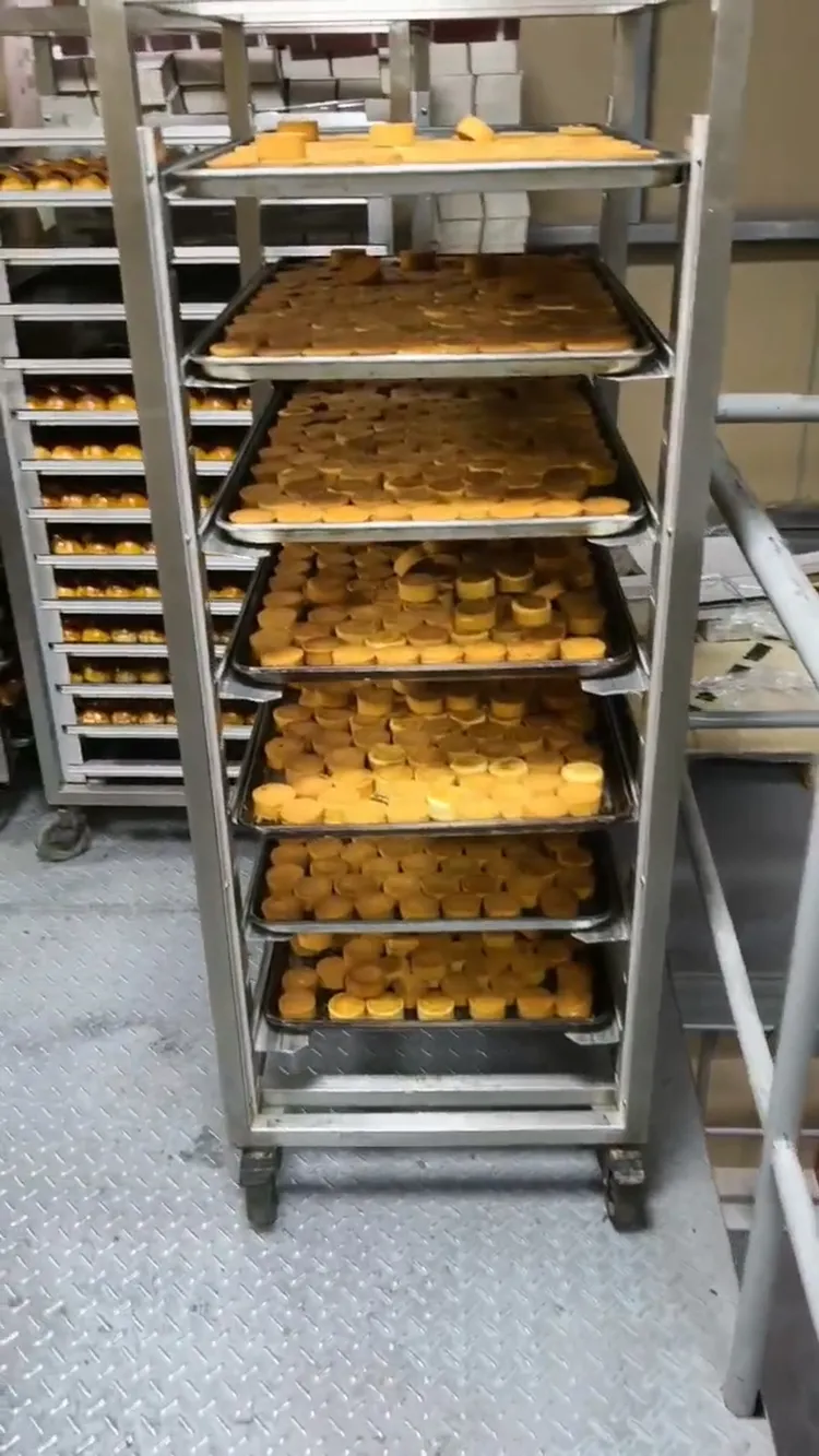 糕點在出爐後並未立即進行包裝，而是放置於工廠二樓倉庫走道等候。讀者提供