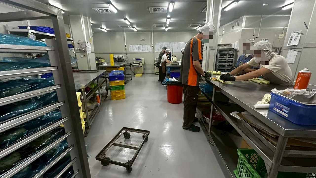 高雄市卫生局稽查中央工厂,发现多项缺失,要求限期改善。翻摄画面