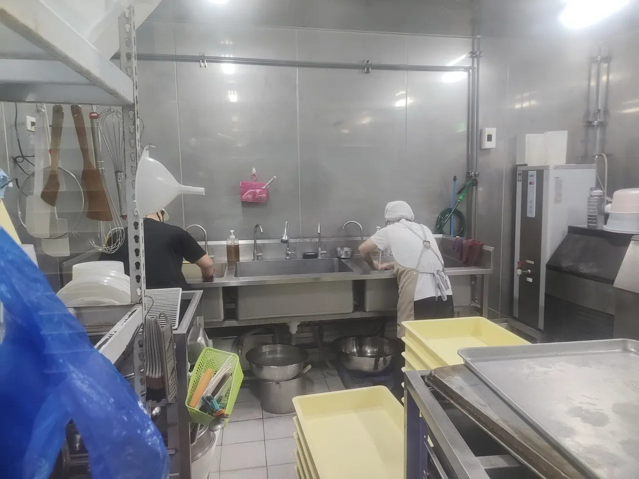 高雄市卫生局稽查中央工厂,发现多项缺失,要求限期改善。翻摄画面