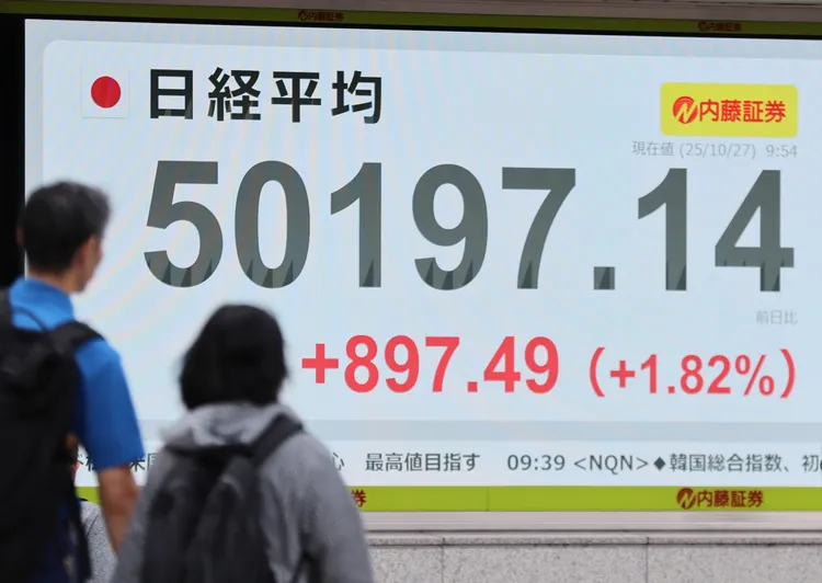 日股首度冲破5万点大关。路透