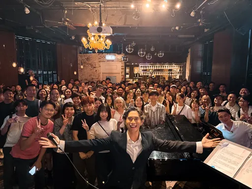 柏霖前进香港唱哭粉丝 父母同行见证受鼓舞