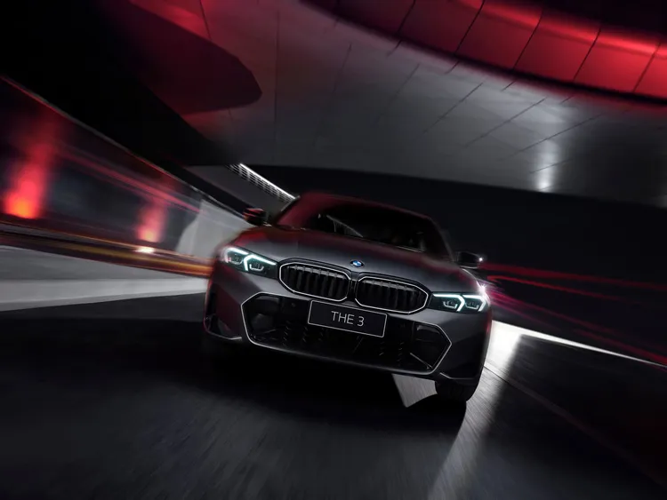  總代理汎德特別為 BMW 3 系列推出專屬外觀升級套件，「3 系列飾光水箱罩」則於車頭融入極具辨識度的光影輪廓，夜幕降臨時化身車流中最矚目的焦點，映照出 3 系列兼具豪華與運動的雙重氣質，活動優惠售價2萬100元。業者提供