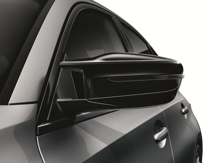 總代理汎德為BMW 3系列推出專屬外觀升級套件，「M 後視鏡外蓋組」承襲全新BMW M3與M3 Touring的設計語彙，為 3 系列注入更純粹的運動化姿態，活動優惠售價1萬900元。業者提供